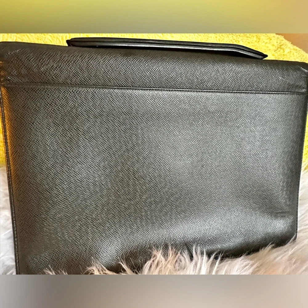 Auth Louis Vuitton Black Taiga Porto Document Angara‎